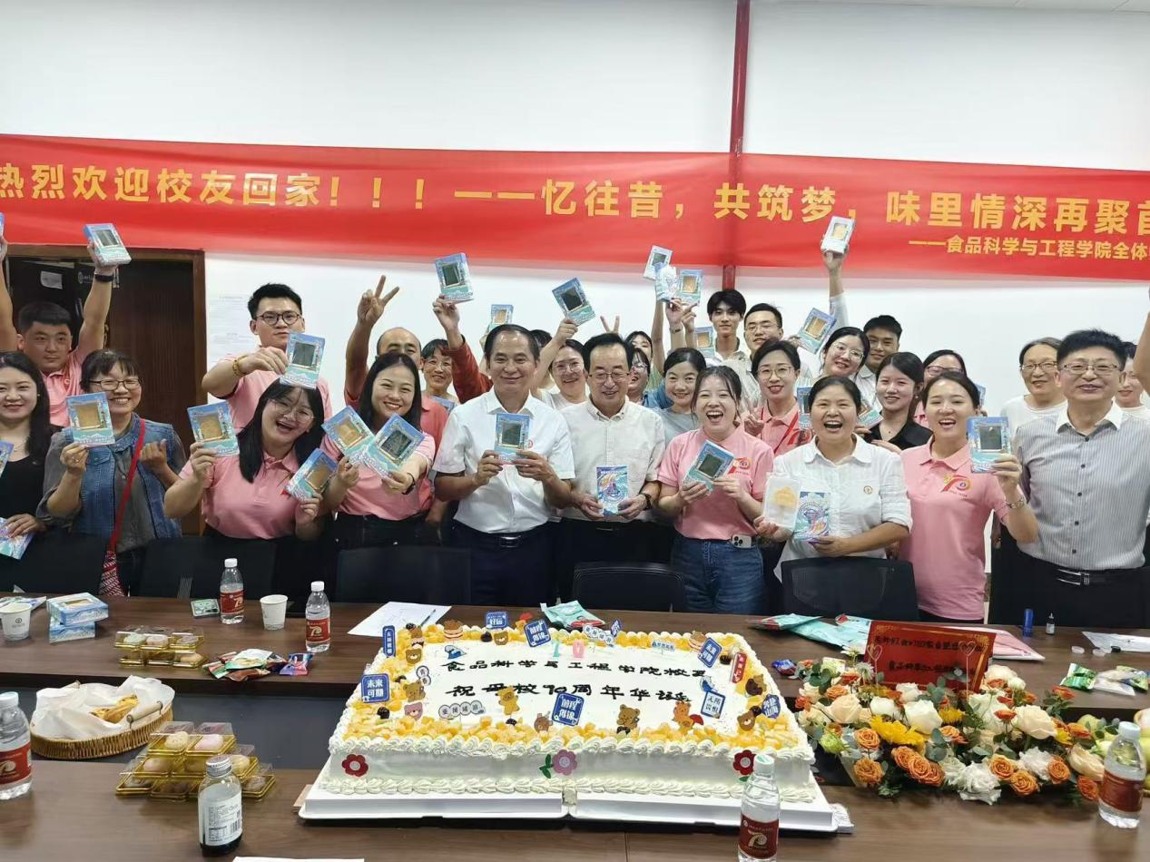 开云kaiyun官方网站热烈欢迎校友回家!忆往昔,共同筑梦